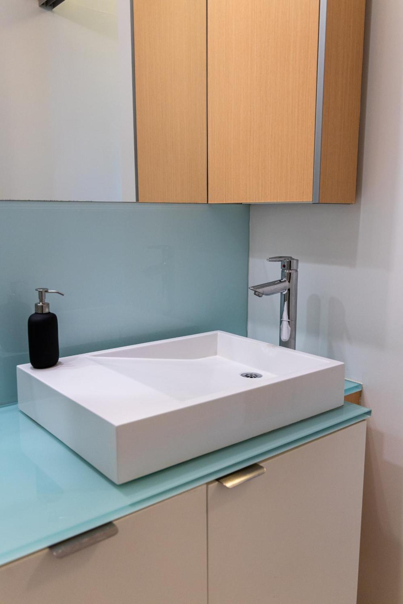 Lovely 1 Bedroom Suite,gym,pool, Mtcc, Cn Tower * Toronto